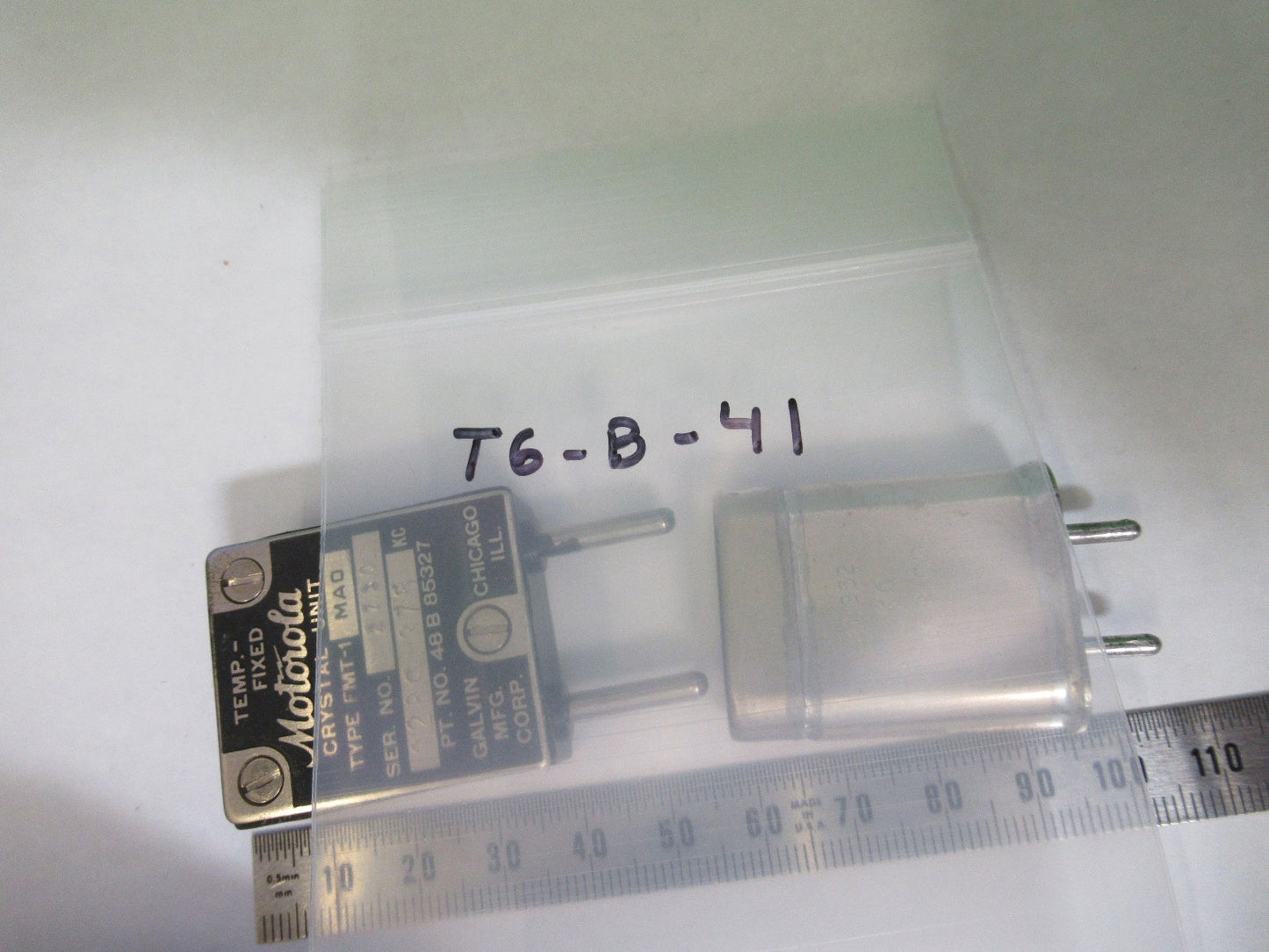 ANTIQUE MOTOROLA QUARTZ CRYSTAL FREQUENCY CONTROL RADIO AS PICTURED T6-B-41