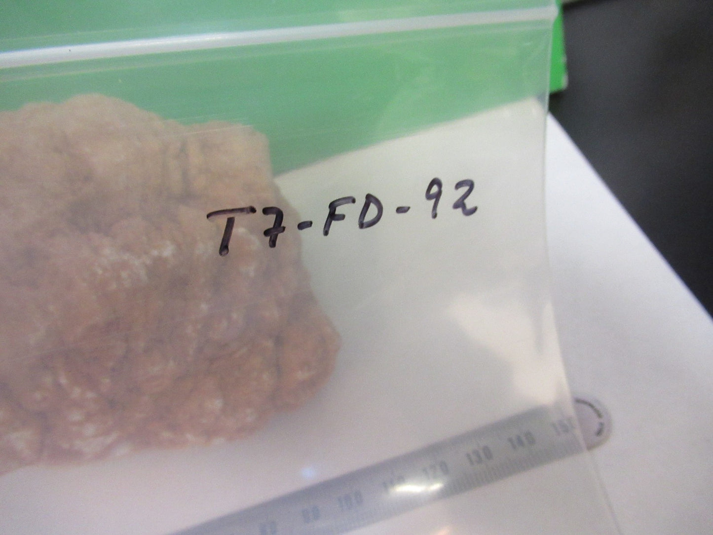 AMAZING GEODE QUARTZ MINERAL SAMPLE BEAUTIFUL SPECIMEN AS PICTURED T7-FD-92