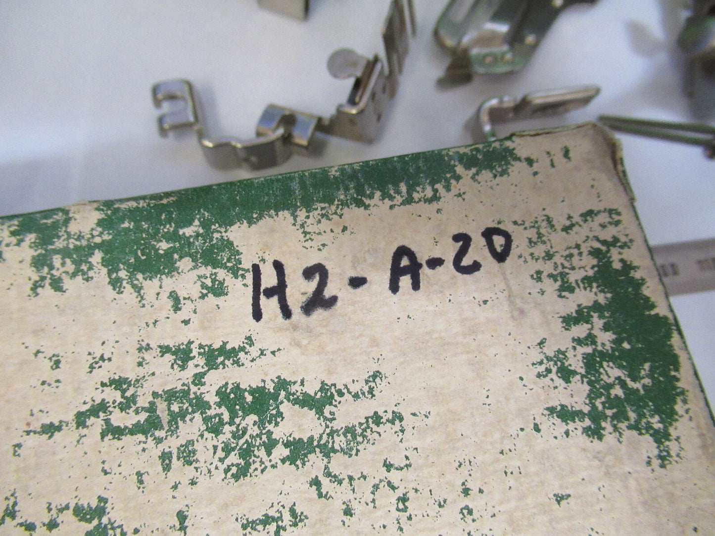 OLD SINGER SEWING ACCESSORY MACHINE STITCH ATTACHMENT ASSEMBLY &H2-A-20