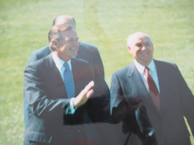 LARGE COLLECTABLE RUSSIA GORBACHEV USA BUSH WH MEETING VINTAGE PHOTOGRAPH &BLI