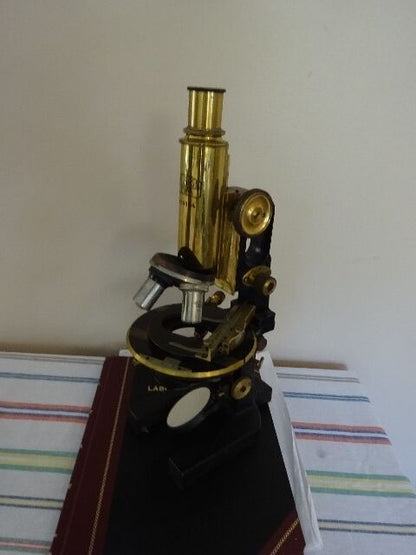 MICROSCOPE CARL ZEISS GERMANY ANTIQUE BRASS WITH 4 OBJECTIVES OPTICS AS IS #LOB