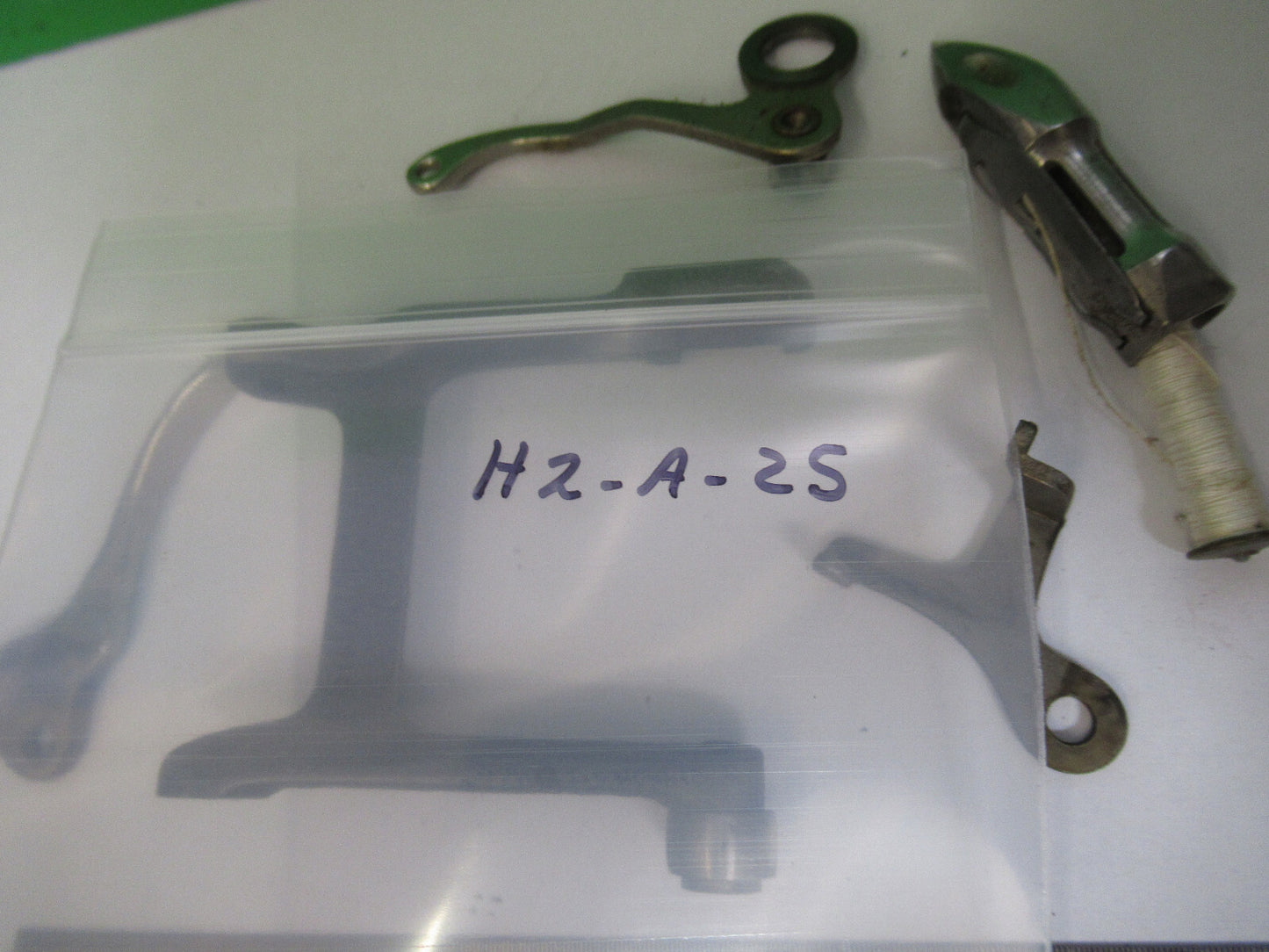 OLD SINGER SEWING ACCESSORY MACHINE  LOT PARTS ATTACHMENT ASSEMBLY &H2-A-25