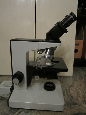 LEITZ MICROSCOPE LABORLUX 12 OPTICS 4 OBJECTIVES POWER UP AND OPERATES OK