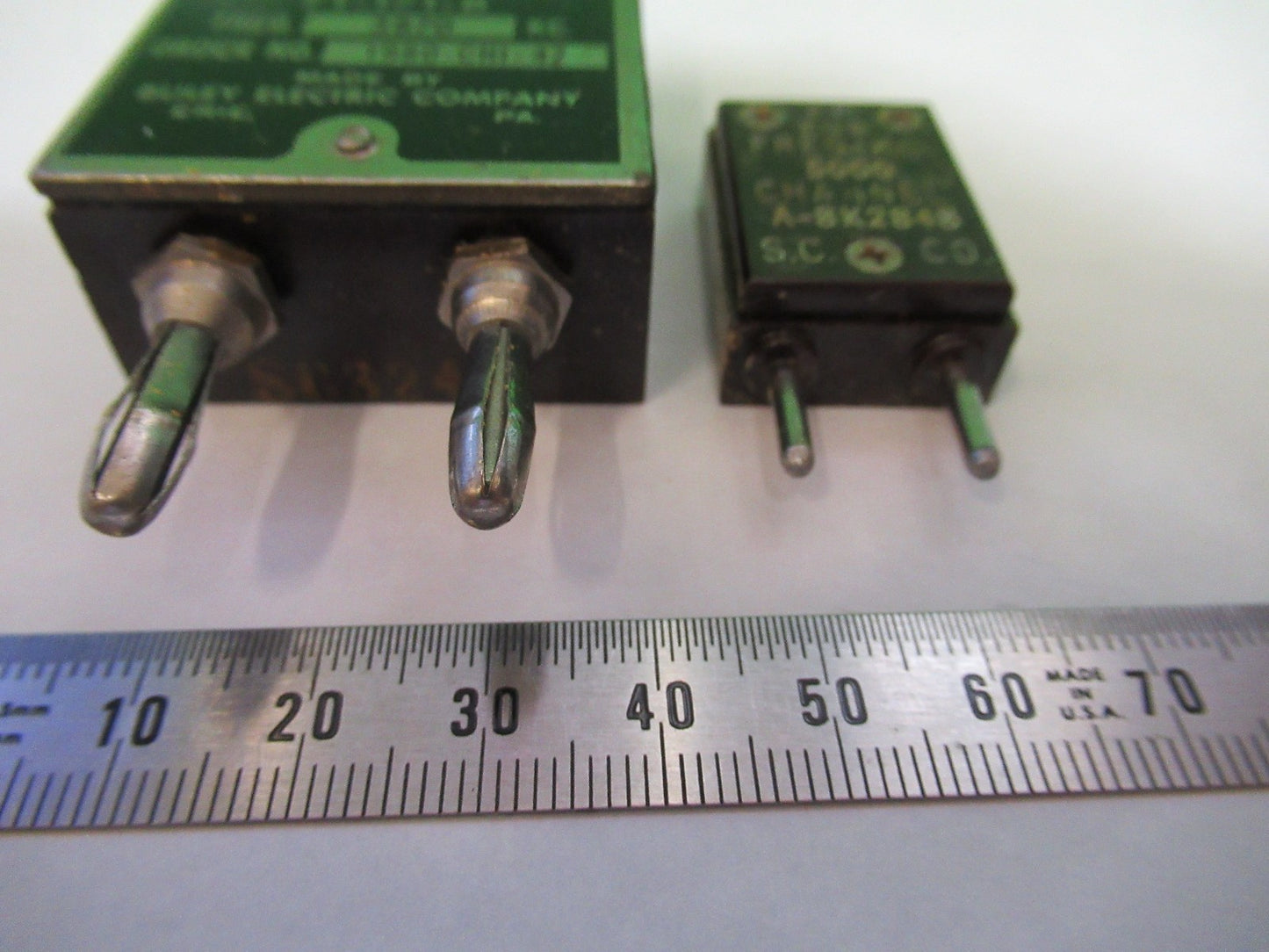 ANTIQUE BLILEY XTALS QUARTZ CRYSTAL FREQUENCY CONTROL RADIOA AS PICTURED T6-B-37