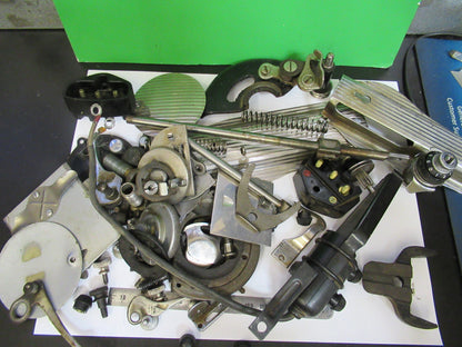 FOR PARTS OLD SINGER SEWING MACHINE ASSORTED INTERNAL PARTS as pictured X5-A-77