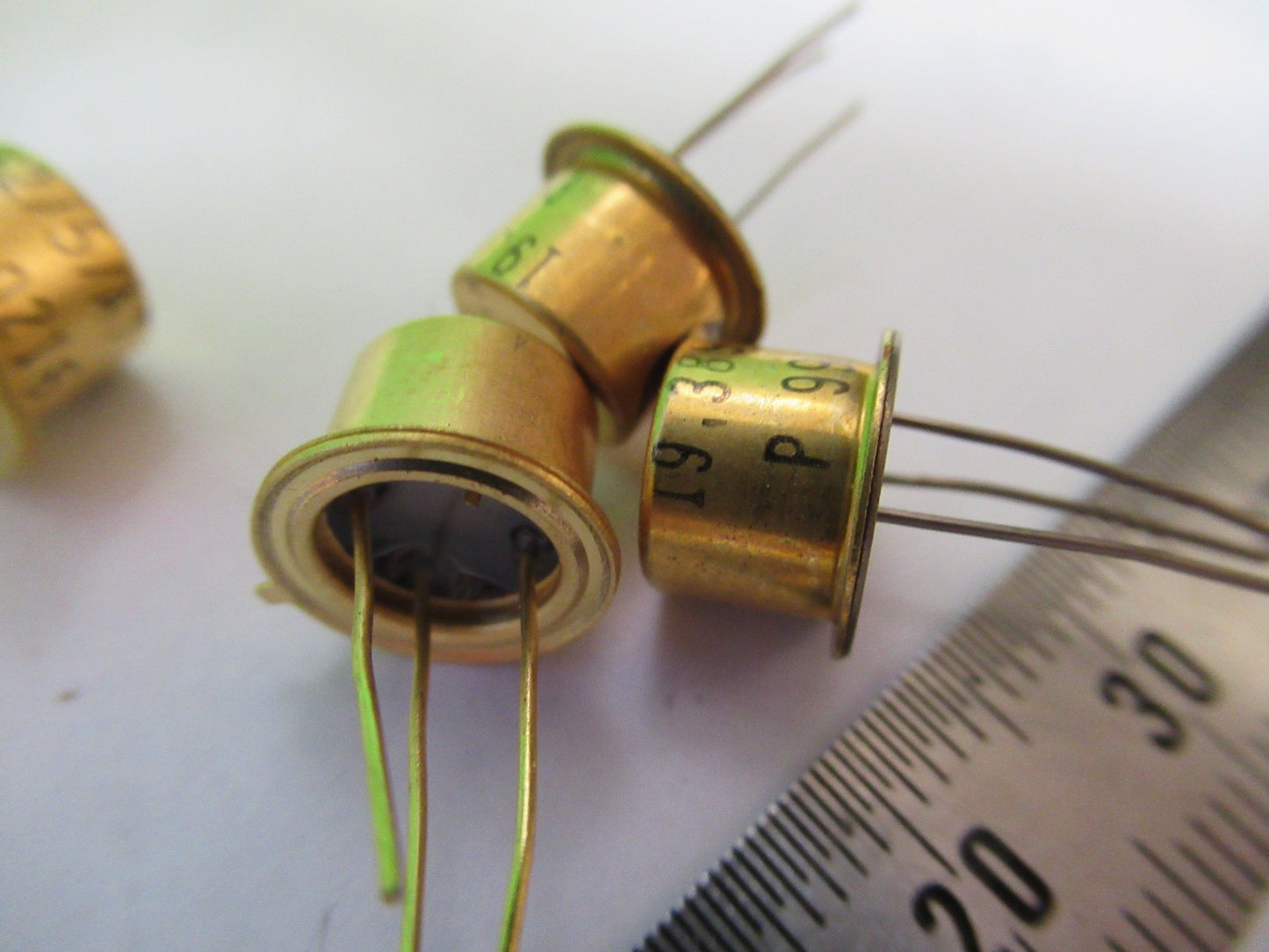 KVG SPACE SWEPT MHz RESONATOR QUARTZ FREQUENCY CONTROL AS PICTURED T5-A-106