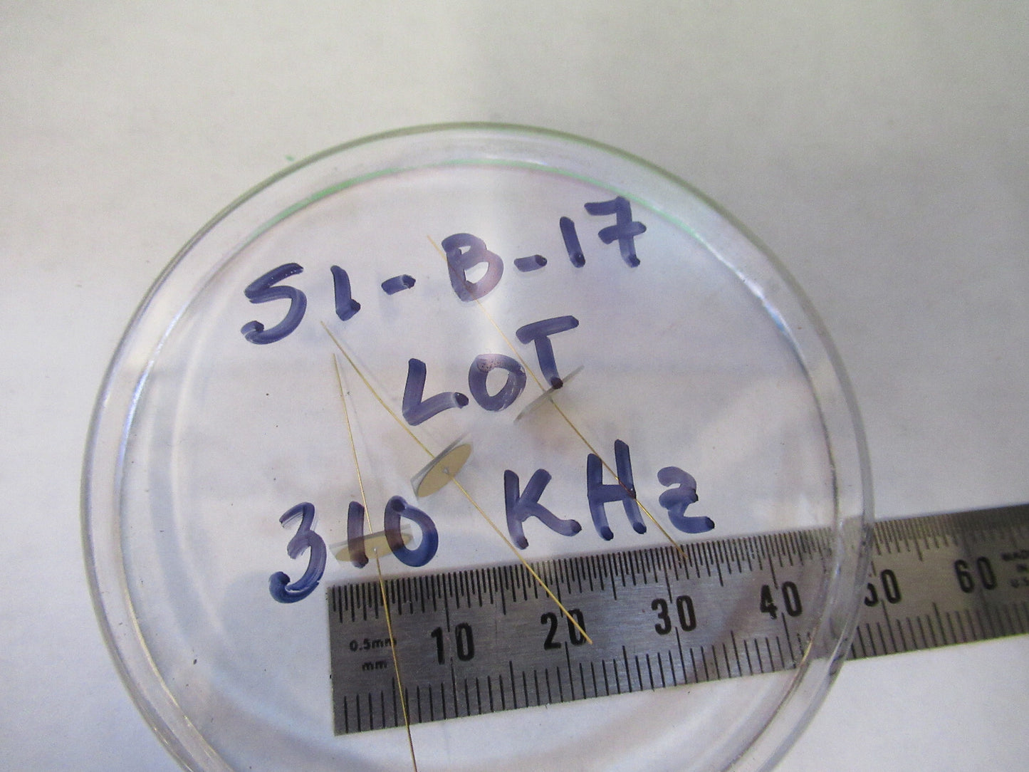 LOT BLANKS QUARTZ CRYSTAL RESONATOR 310kHz FREQUENCY CONTROL AS PICTURED S1-B-17