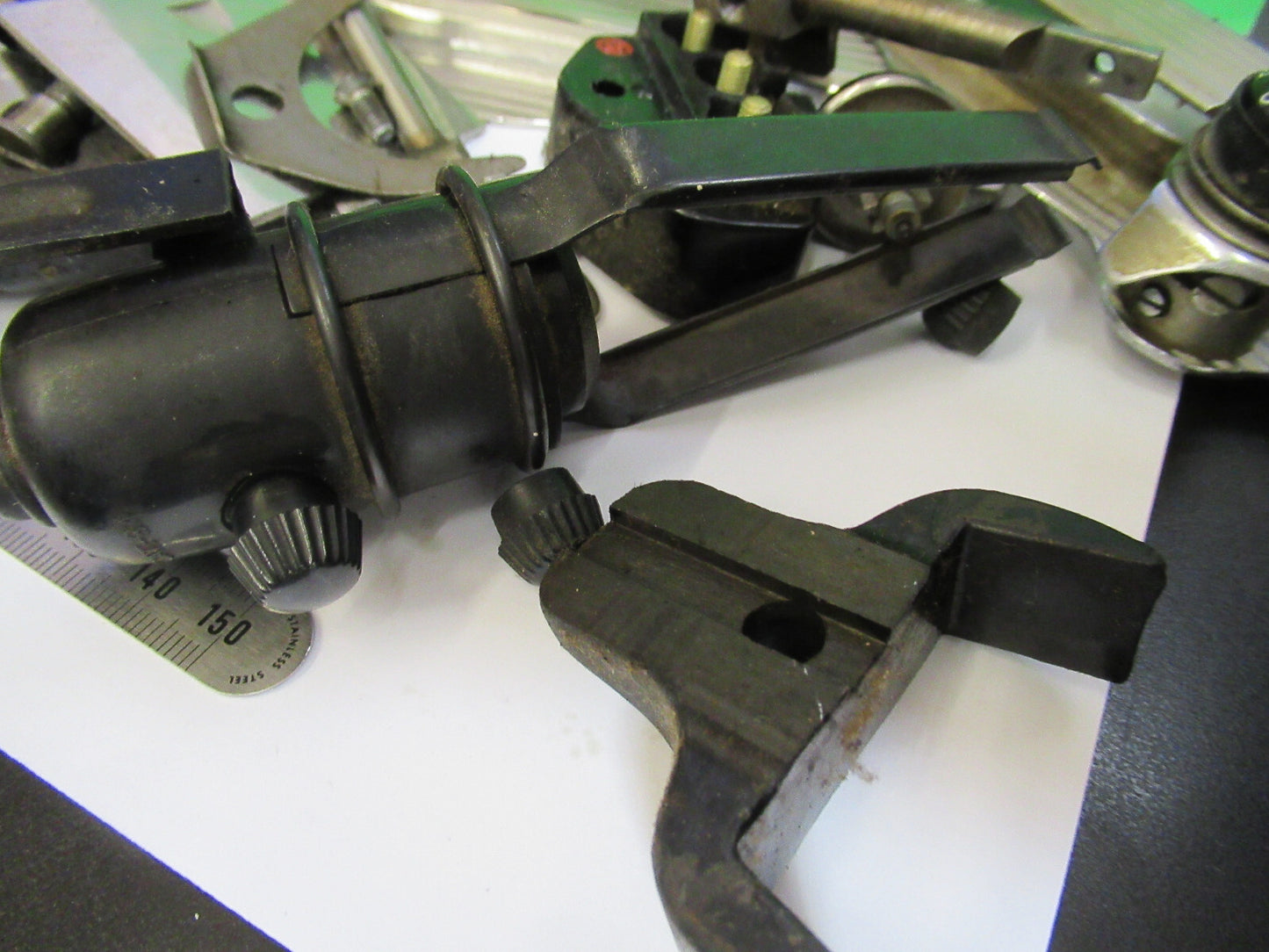 FOR PARTS OLD SINGER SEWING MACHINE ASSORTED INTERNAL PARTS as pictured X5-A-77