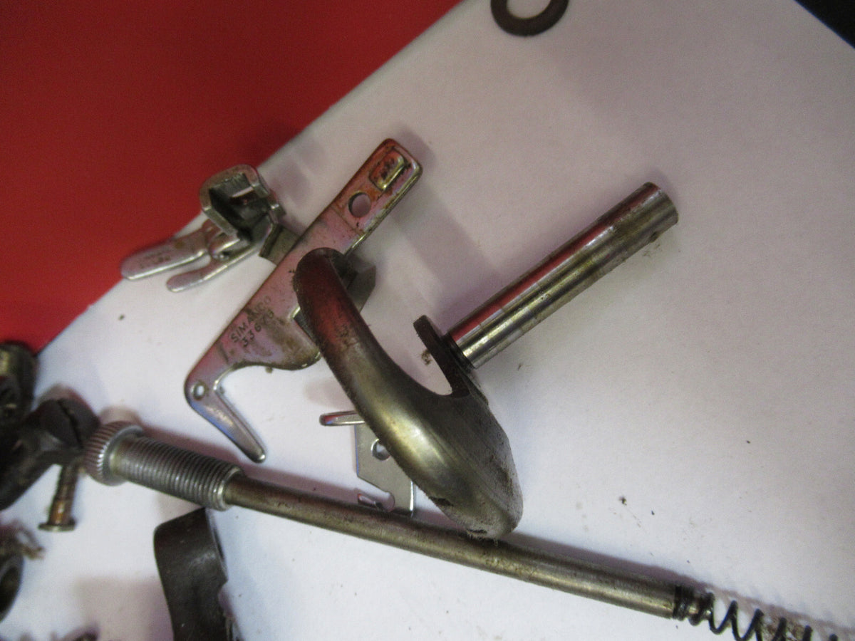 FOR PARTS OLD SINGER SEWING MACHINE ASSORTED INTERNAL PARTS as pictured &H9-B-64
