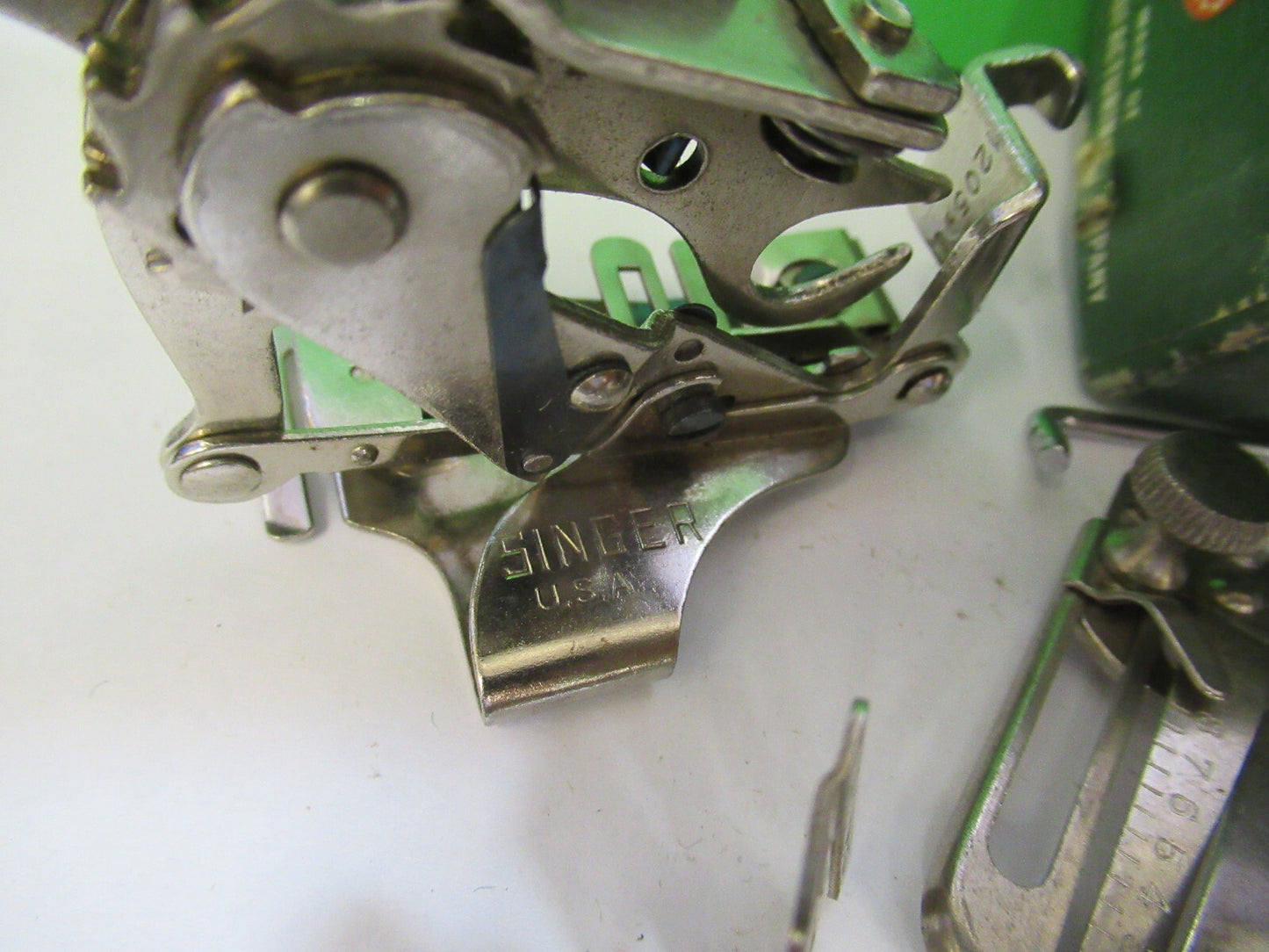 OLD SINGER SEWING ACCESSORY MACHINE  STITCH ATTACHMENT ASSEMBLY &H2-A-20