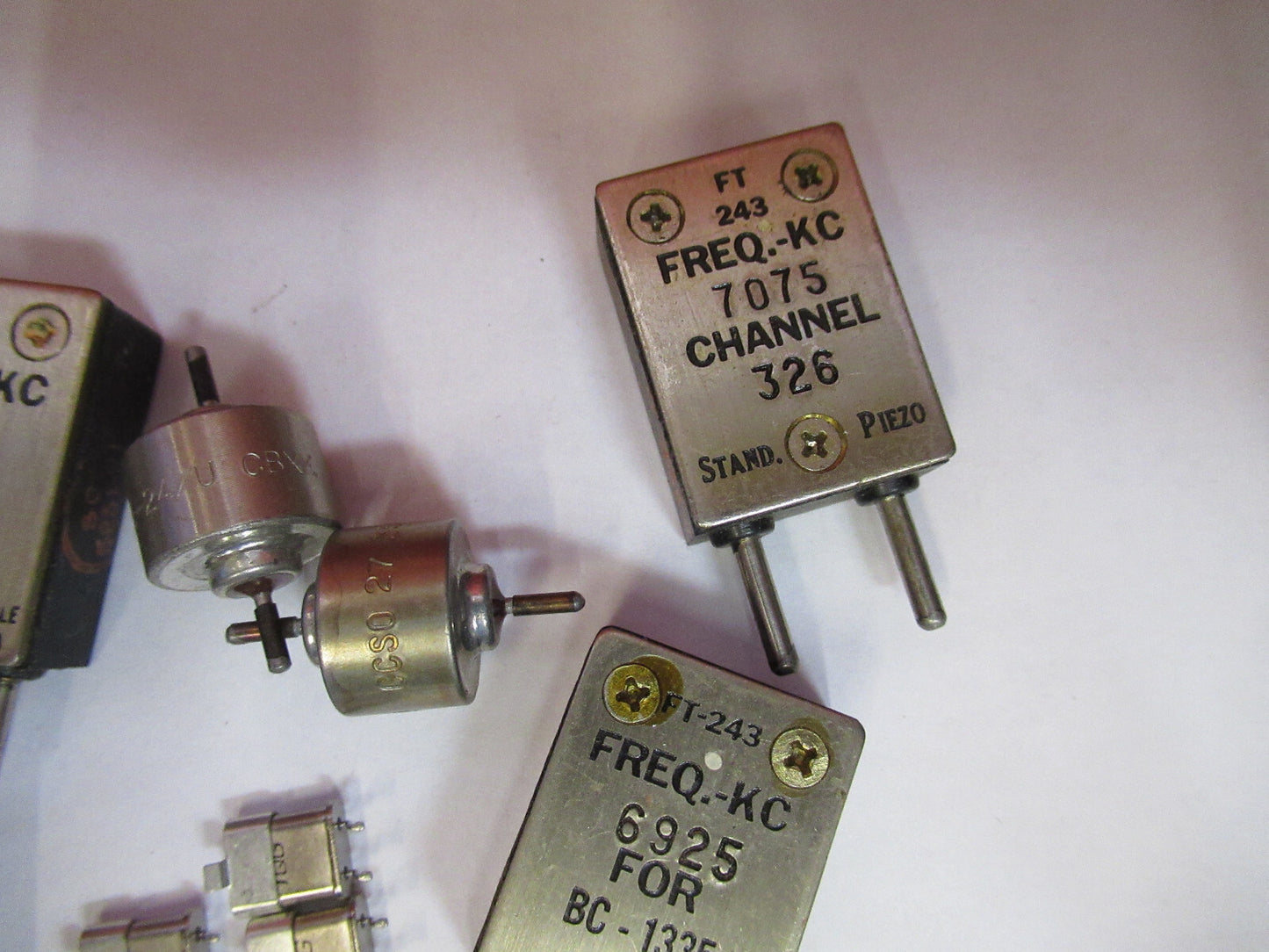 LOT VINTAGE WWII  QUARTZ CRYSTAL FT-243  KC FREQUENCY RADIO AMATEUR X3-B-16