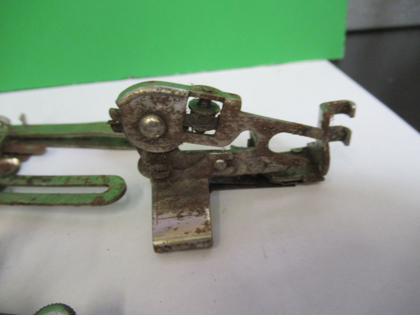 OLD SINGER SEWING ACCESSORY MACHINE  STITCH [rusty] ATTACHMENT ASSEMBLY &H2-A-24