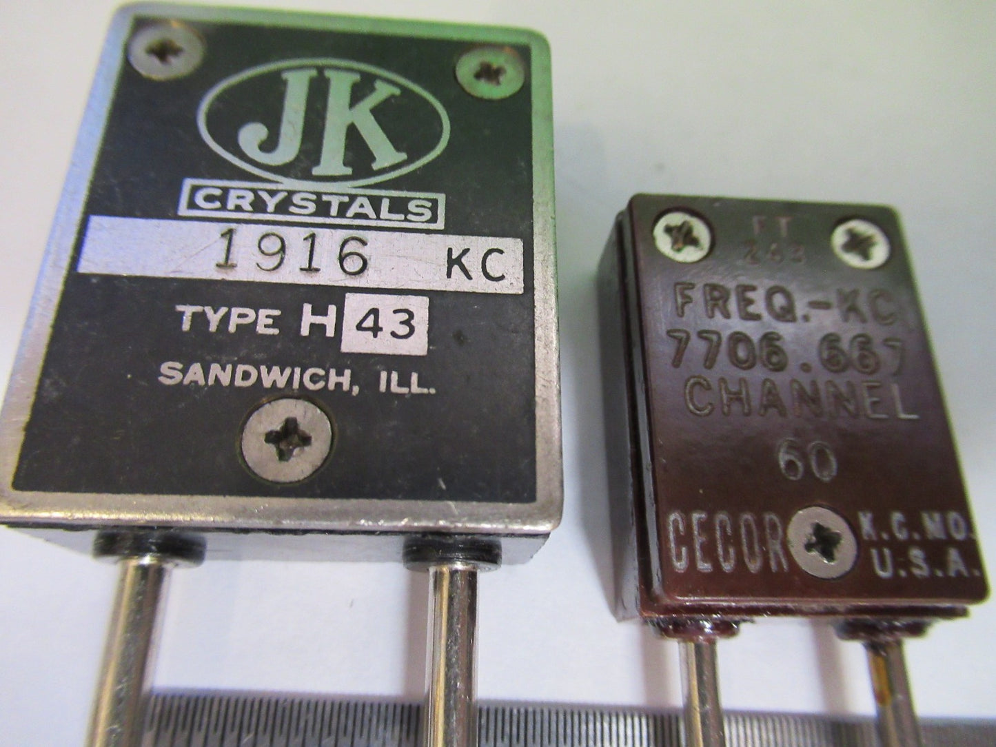 ANTIQUE JK CTS QUARTZ CRYSTAL FREQUENCY CONTROL RADIO AS PICTURED T6-B-42
