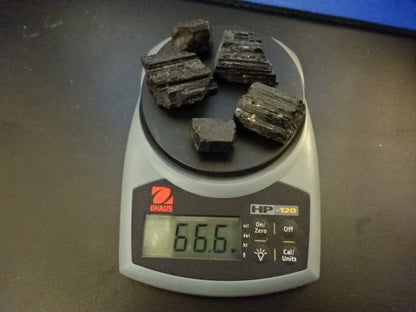 RAUER TURMALIN SCHORL SCHWARZER MINERALKRISTALL BRASILIEN 60 GRAMM LOS WIE BESEHEN #14-A-09