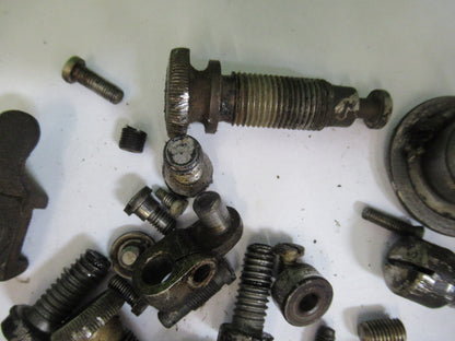 FÜR TEILE, SORTIERTE SCHRAUBEN, NÄHMASCHINE ANTIK, WIE ABGEBILDET Q4-A-80