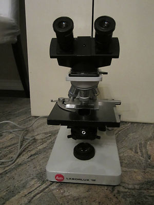 LEITZ MICROSCOPE LABORLUX 12 OPTICS 4 OBJECTIVES POWER UP AND OPERATES OK