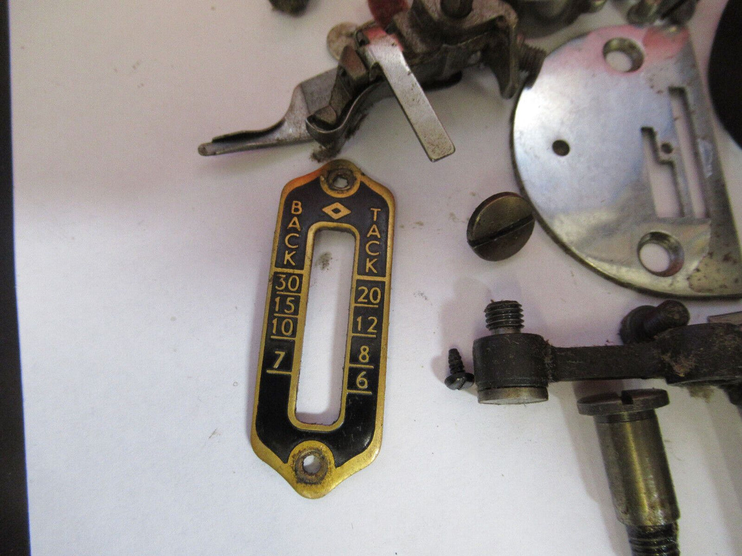 FOR PARTS OLD SINGER SEWING MACHINE ASSORTED INTERNAL PARTS as pictured &H9-B-64