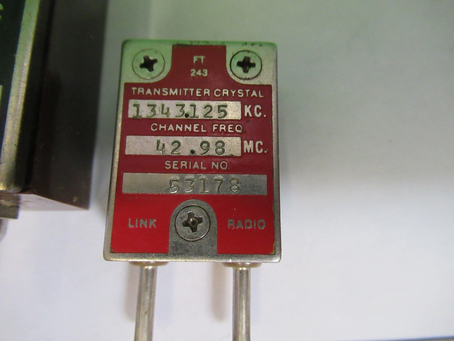 ANTIQUE SIGNAL XTALS QUARTZ CRYSTAL FREQUENCY CONTROL RADIO AS PICTURED T6-B-38