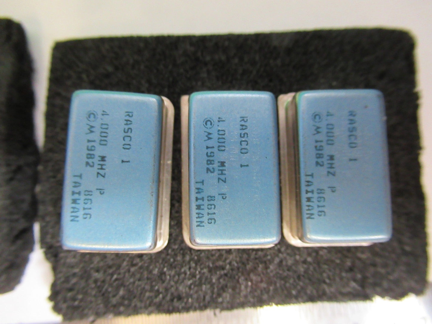 LOT Rasco 4 MHz TAIWAN  OSCILLATOR QUARTZ FREQUENCY CONTROL AS PICTURED T5-A-112