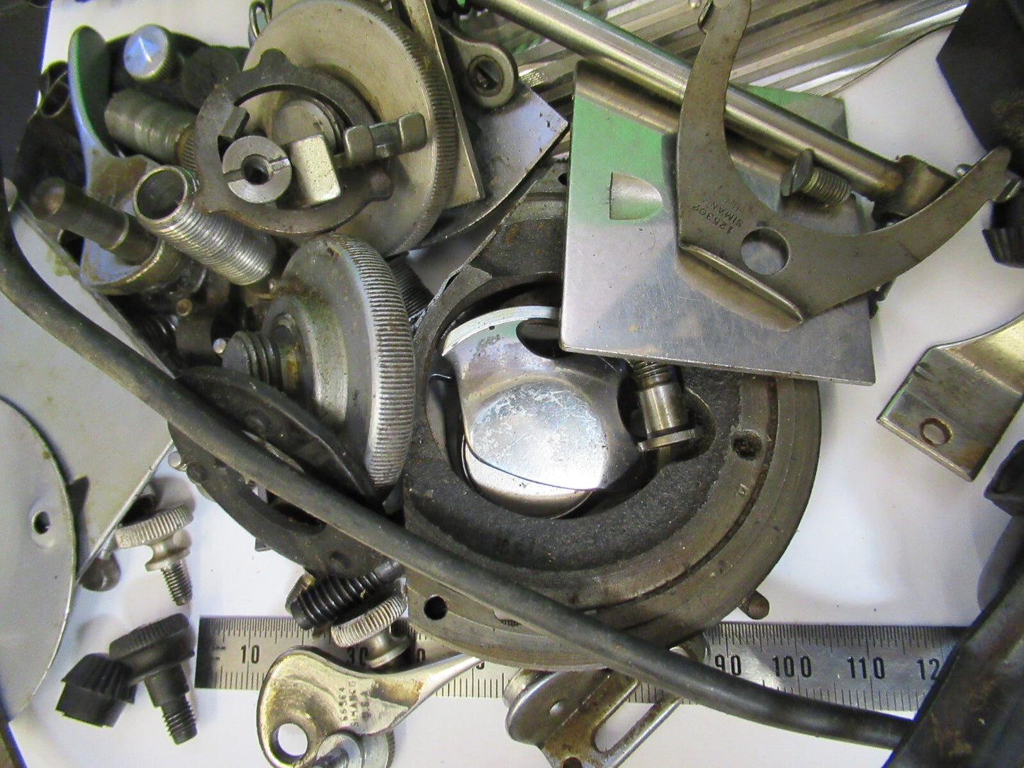 FOR PARTS OLD SINGER SEWING MACHINE ASSORTED INTERNAL PARTS as pictured X5-A-77