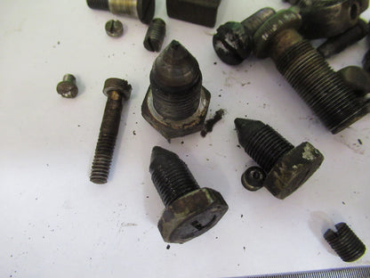 FÜR TEILE, SORTIERTE SCHRAUBEN, NÄHMASCHINE ANTIK, WIE ABGEBILDET Q4-A-80