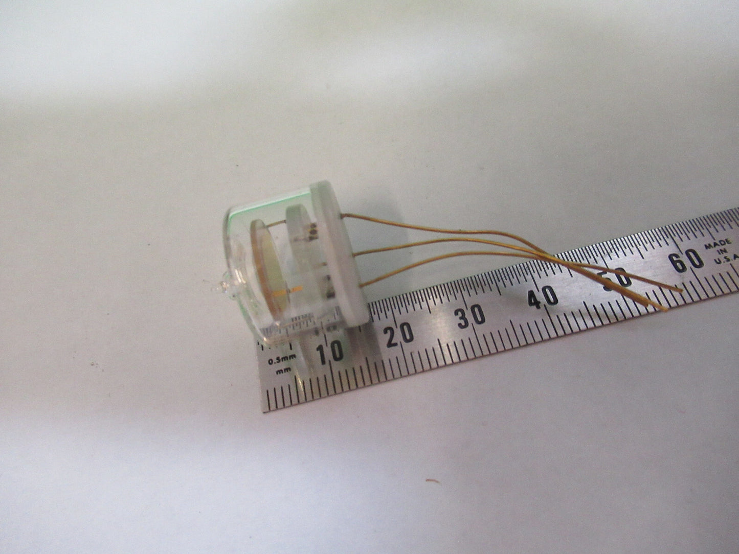 BENDIX 10 MHz QUARTZ FREQUENCY CONTROL RESONATOR GLASS PACKAGED AS PIC &Z5-A-15