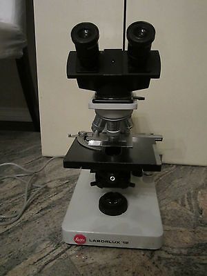 LEITZ MICROSCOPE LABORLUX 12 OPTICS 4 OBJECTIVES POWER UP AND OPERATES OK