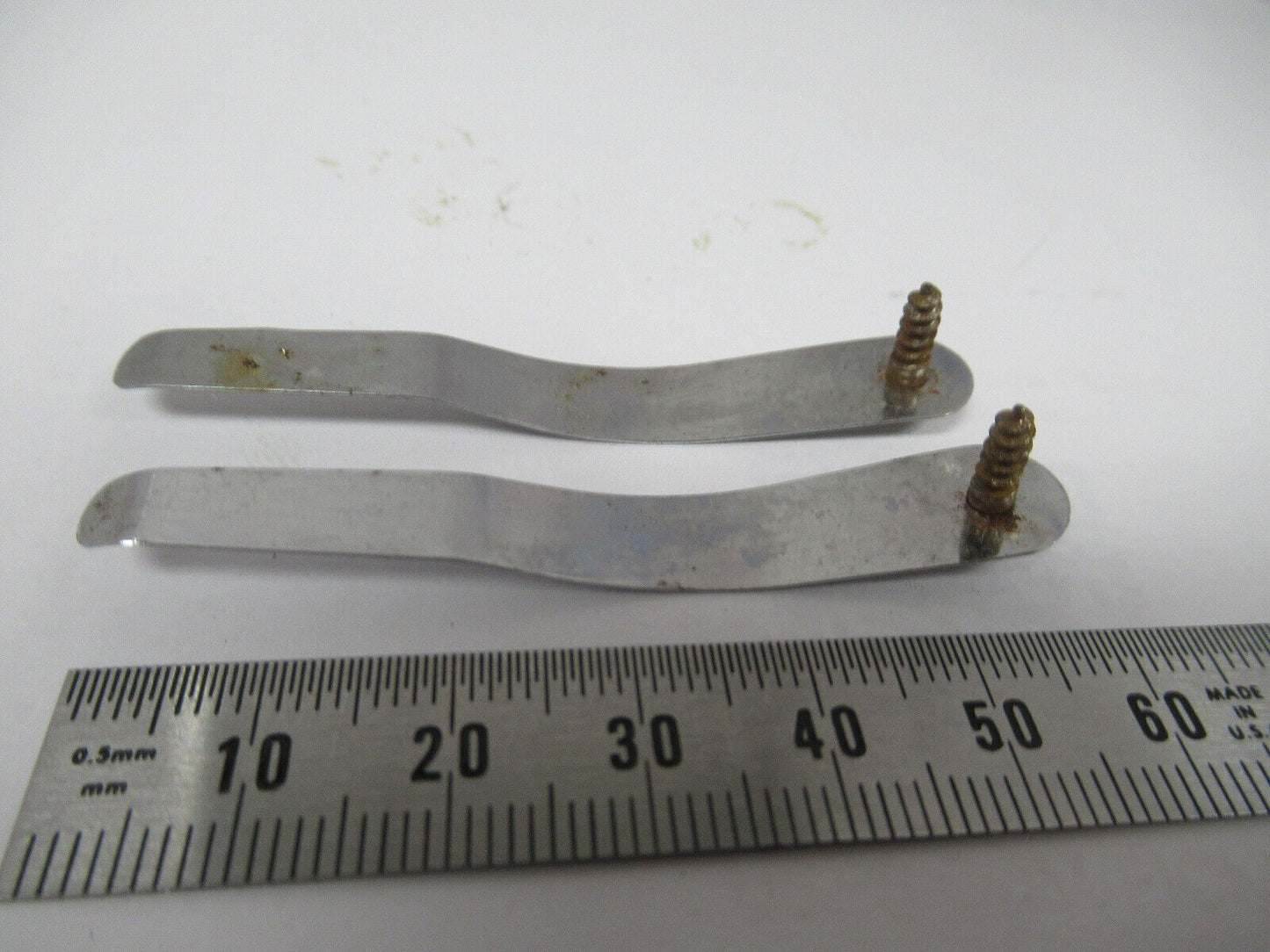 AO SPENCER PAIR CLIPS VINTAGE MICROSCOPE PART AS PICTURED W1-A-10