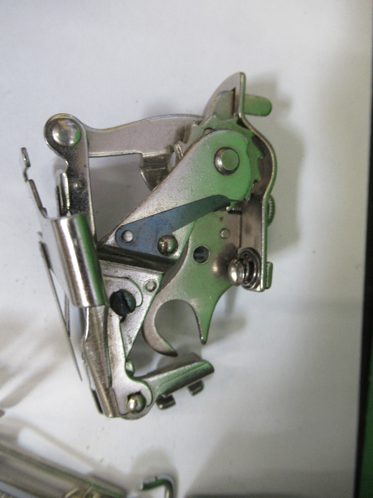 OLD SINGER SEWING ACCESSORY MACHINE  STITCH ATTACHMENT ASSEMBLY &H2-A-20