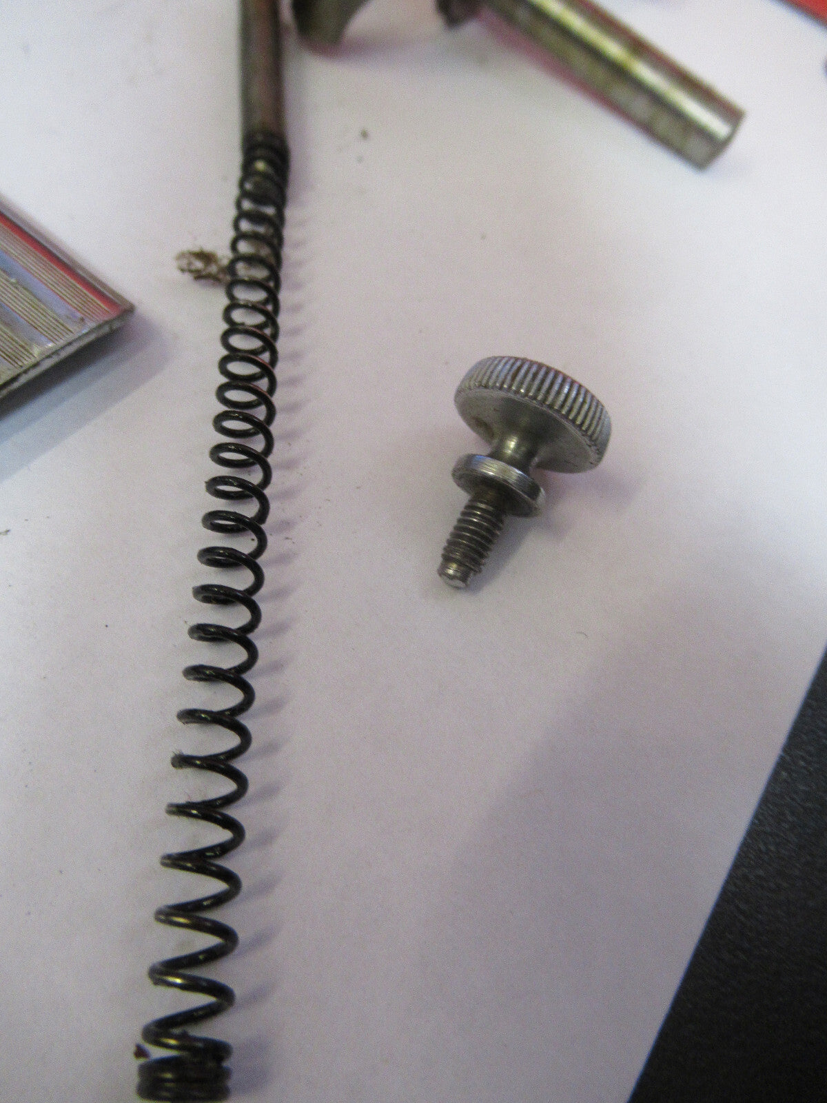 FOR PARTS OLD SINGER SEWING MACHINE ASSORTED INTERNAL PARTS as pictured &H9-B-64