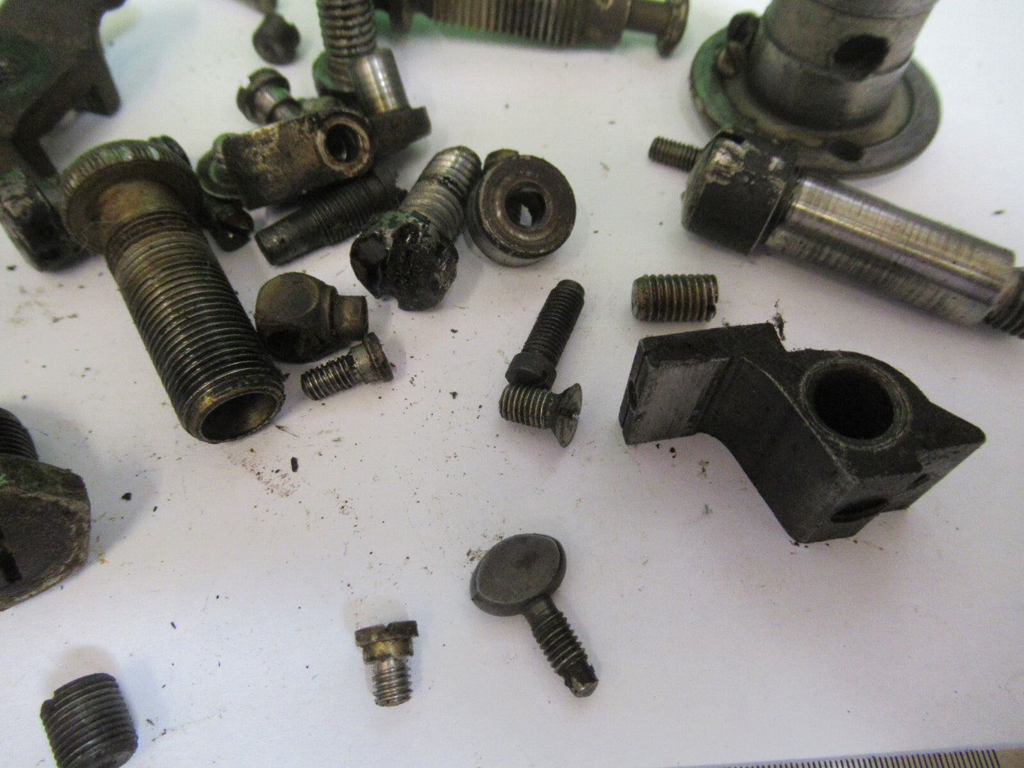 FÜR TEILE, SORTIERTE SCHRAUBEN, NÄHMASCHINE ANTIK, WIE ABGEBILDET Q4-A-80