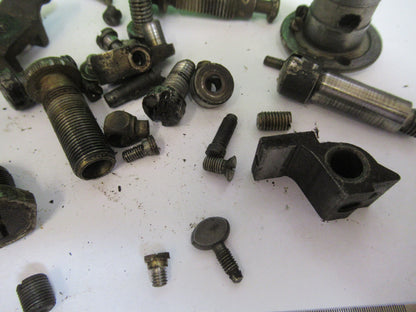 FÜR TEILE, SORTIERTE SCHRAUBEN, NÄHMASCHINE ANTIK, WIE ABGEBILDET Q4-A-80