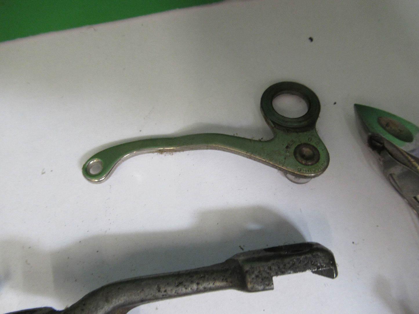 OLD SINGER SEWING ACCESSORY MACHINE  LOT PARTS ATTACHMENT ASSEMBLY &H2-A-25