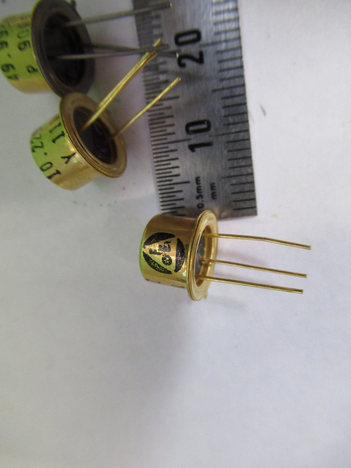 SPACE SWEPT CRYSTALS 10.23 50 MHz QUARTZ FREQUENCY STANDARD  AS PICTURE V3-A-89