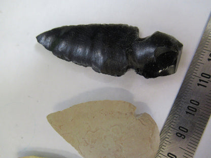 LOT STONE & OBSIDIAN ARROW HEADS AS PICTURED W3-C-46