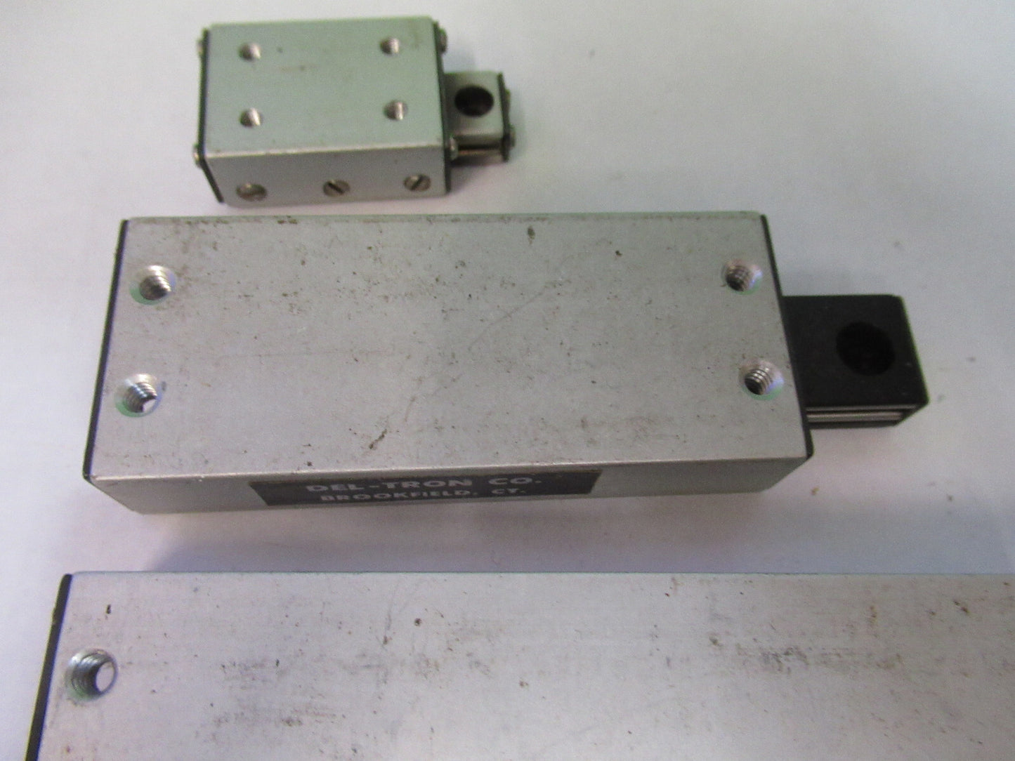 LOT 3 EA DELTRON POSITIONING LINEAR STAGE BALL BEARING AS PICTURED #P8-B-20
