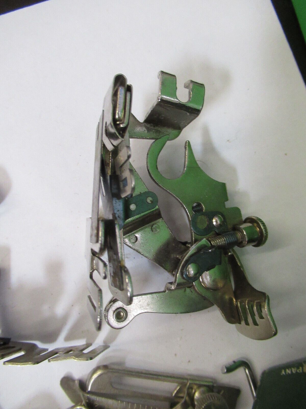 OLD SINGER SEWING ACCESSORY MACHINE  STITCH ATTACHMENT ASSEMBLY &H2-A-20