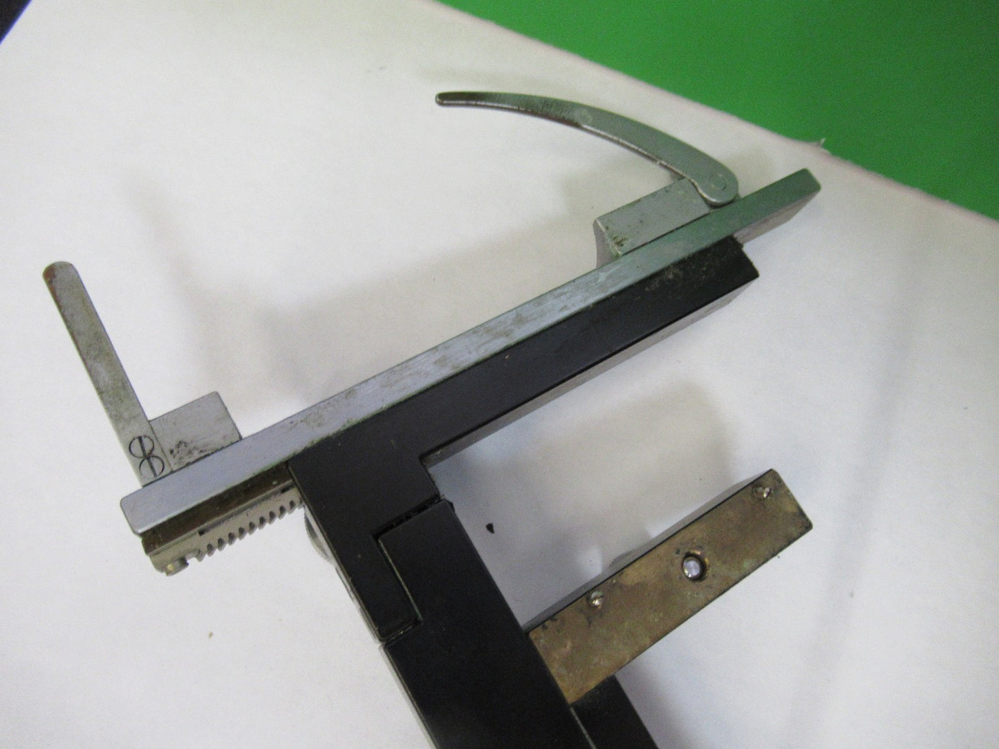UNIVERSAL STAGE CLIPS XY WORKS FINE MICROSCOPE PART AS PICTURED T4-B-37