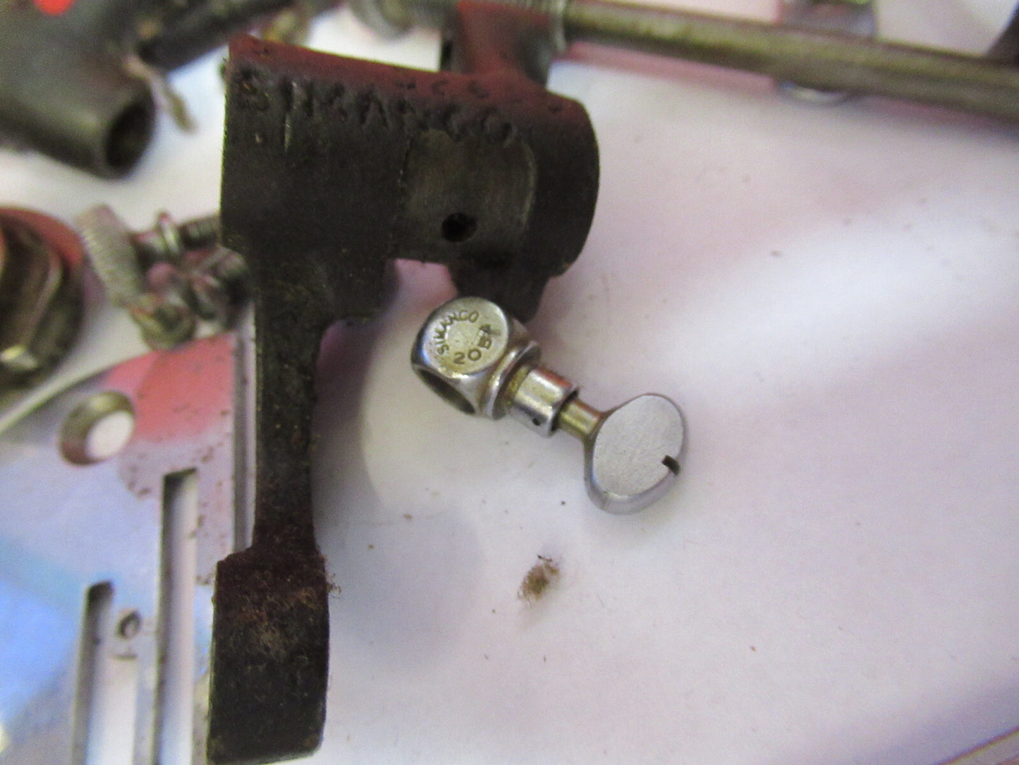 FOR PARTS OLD SINGER SEWING MACHINE ASSORTED INTERNAL PARTS as pictured &H9-B-64