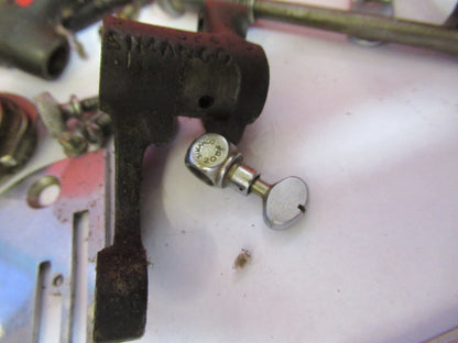 FOR PARTS OLD SINGER SEWING MACHINE ASSORTED INTERNAL PARTS as pictured &H9-B-64