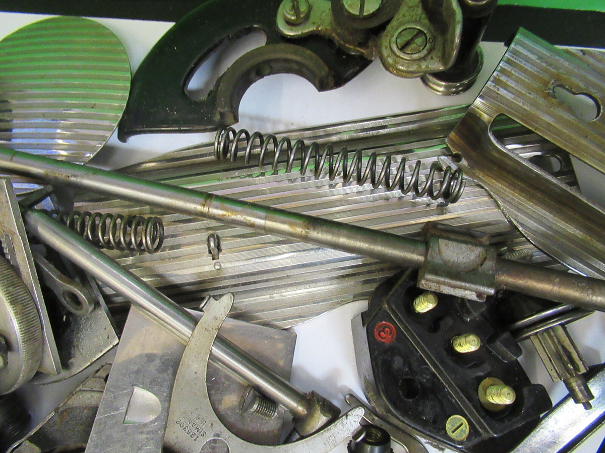 FOR PARTS OLD SINGER SEWING MACHINE ASSORTED INTERNAL PARTS as pictured X5-A-77