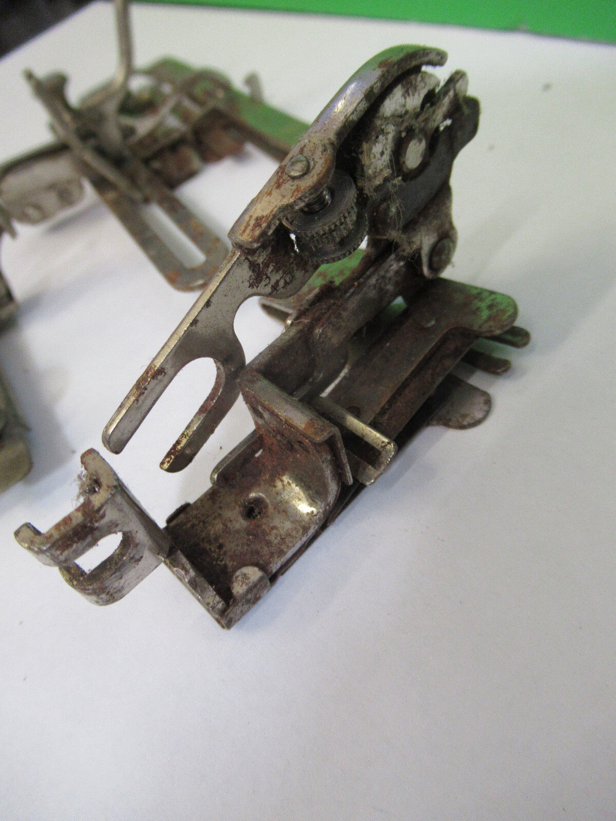 OLD SINGER SEWING ACCESSORY MACHINE  STITCH [rusty] ATTACHMENT ASSEMBLY &H2-A-24
