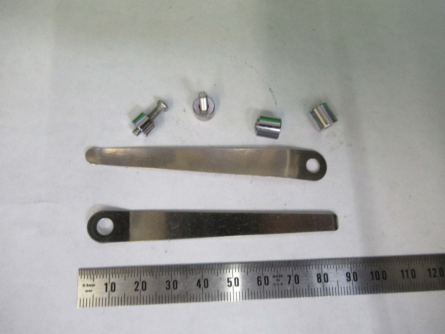 AMSCOPE PAIR CLIPS STAGE ASSEMBLIES STEREO MICROSCOPE PART AS PICTURED 82-A-82