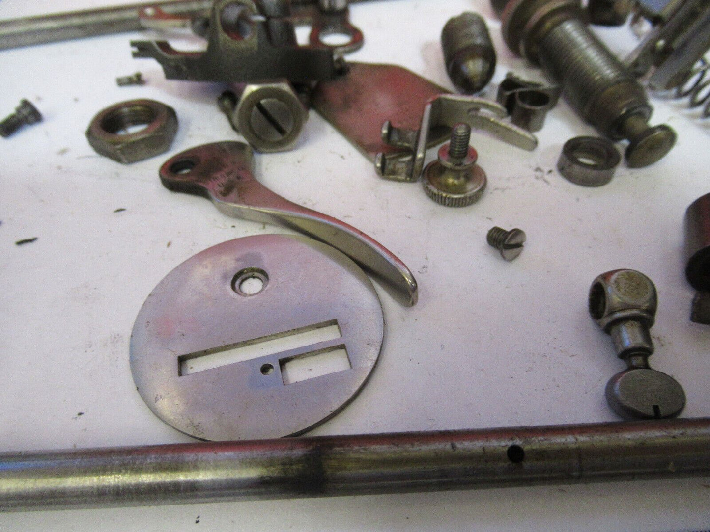 FOR PARTS OLD SINGER SEWING MACHINE ASSORTED INTERNAL PARTS as pictured &H9-B-67