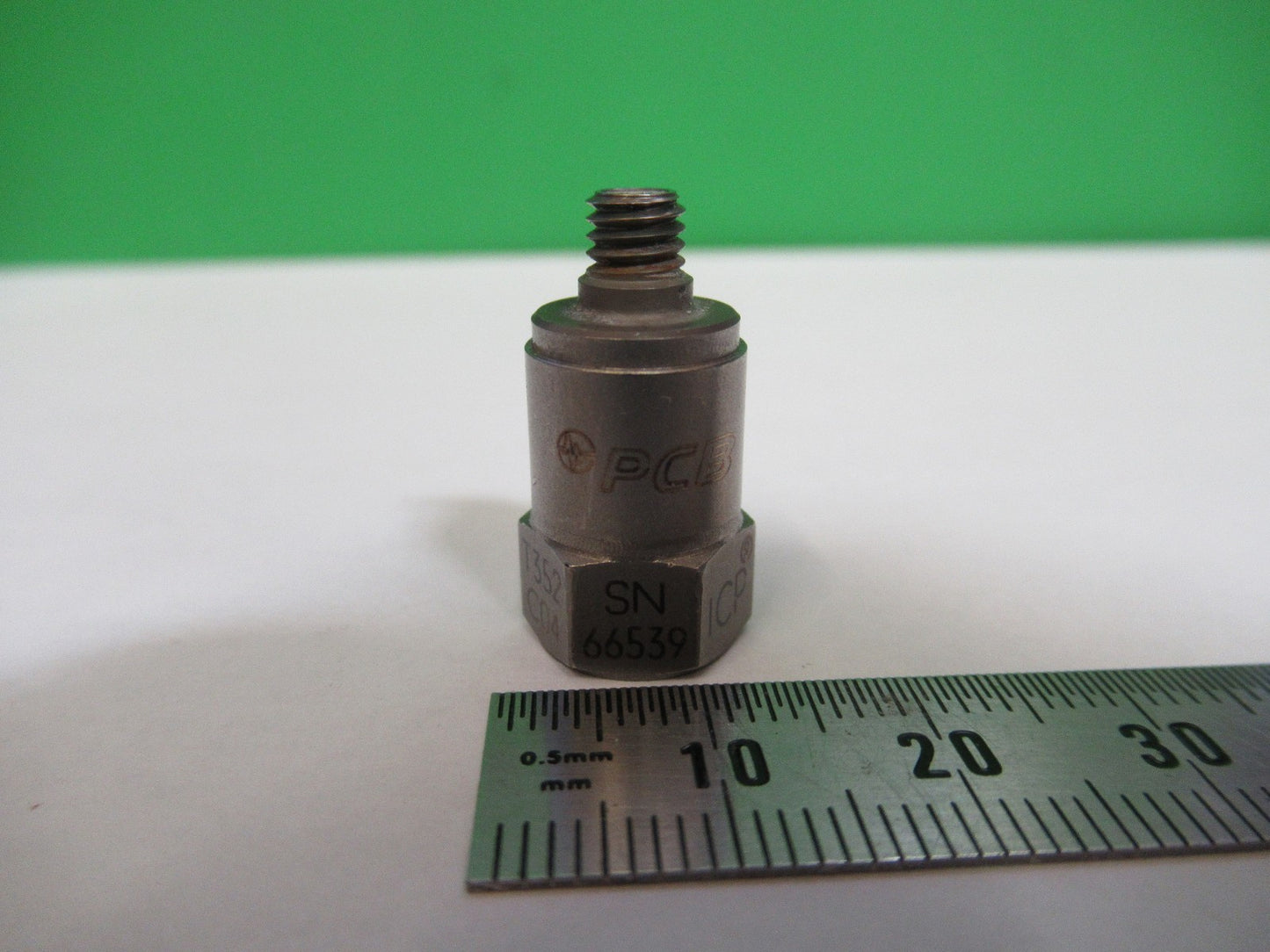 PCB PIEZOTRONICS T352C04 ACCELEROMETER VIBRATION SENSOR  AS PIC  T4-A-02