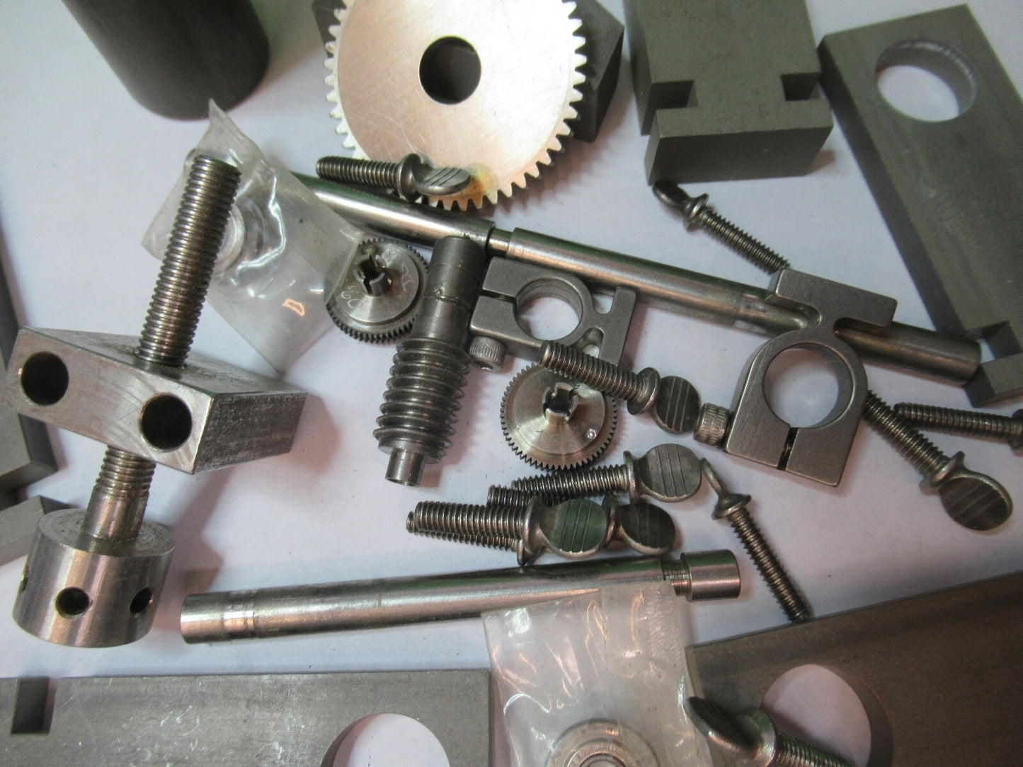 SERVO KIT LOT GEARS + ACCESSORIES ROBOTICS MECHATRONICS AS PICTURED G5-A-19