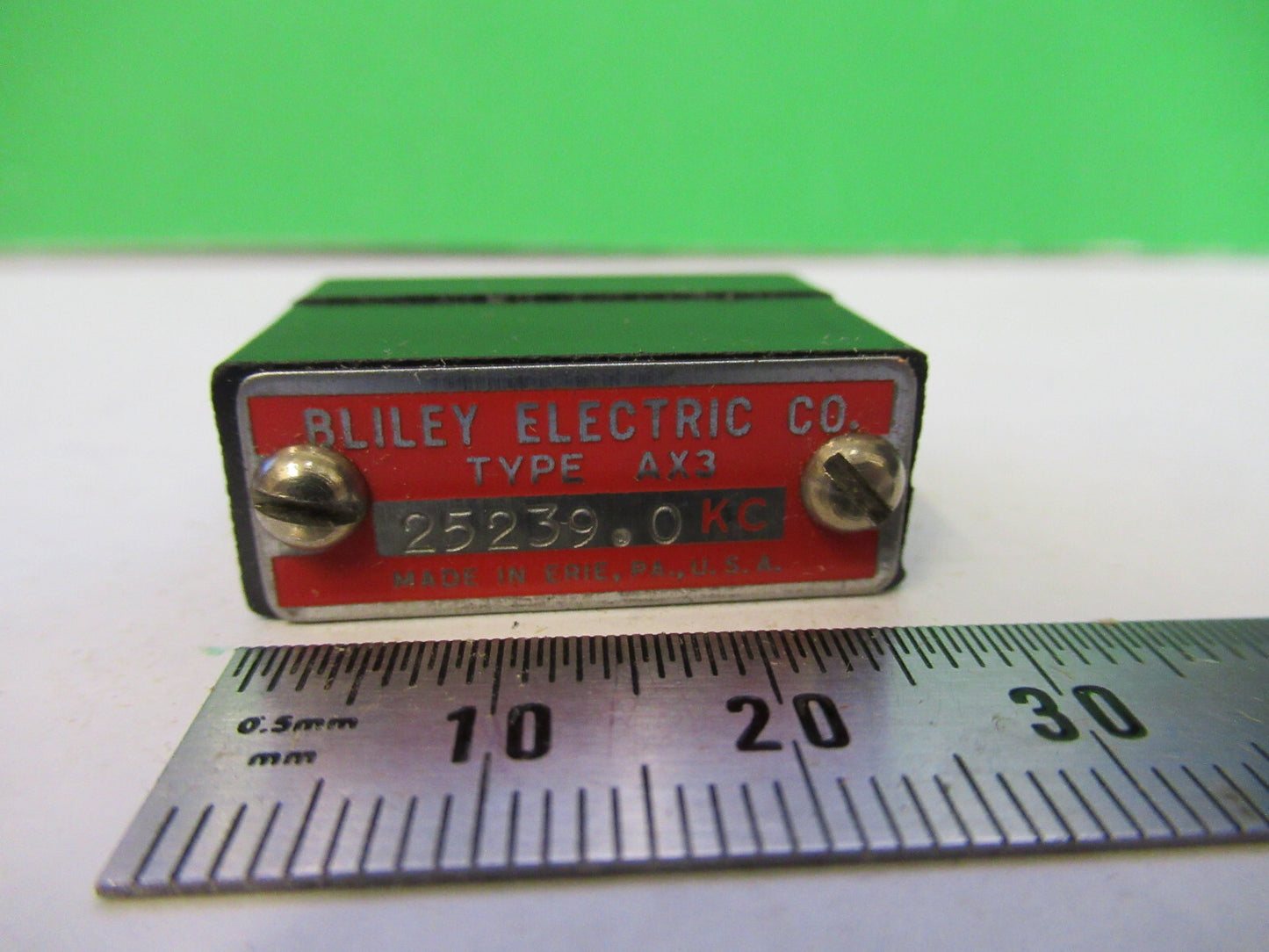 VINTAGE WWII BLILEY QUARTZ CRYSTAL AX2 25239.0 KC FREQUENCY RADIO AMATEUR S1-B33