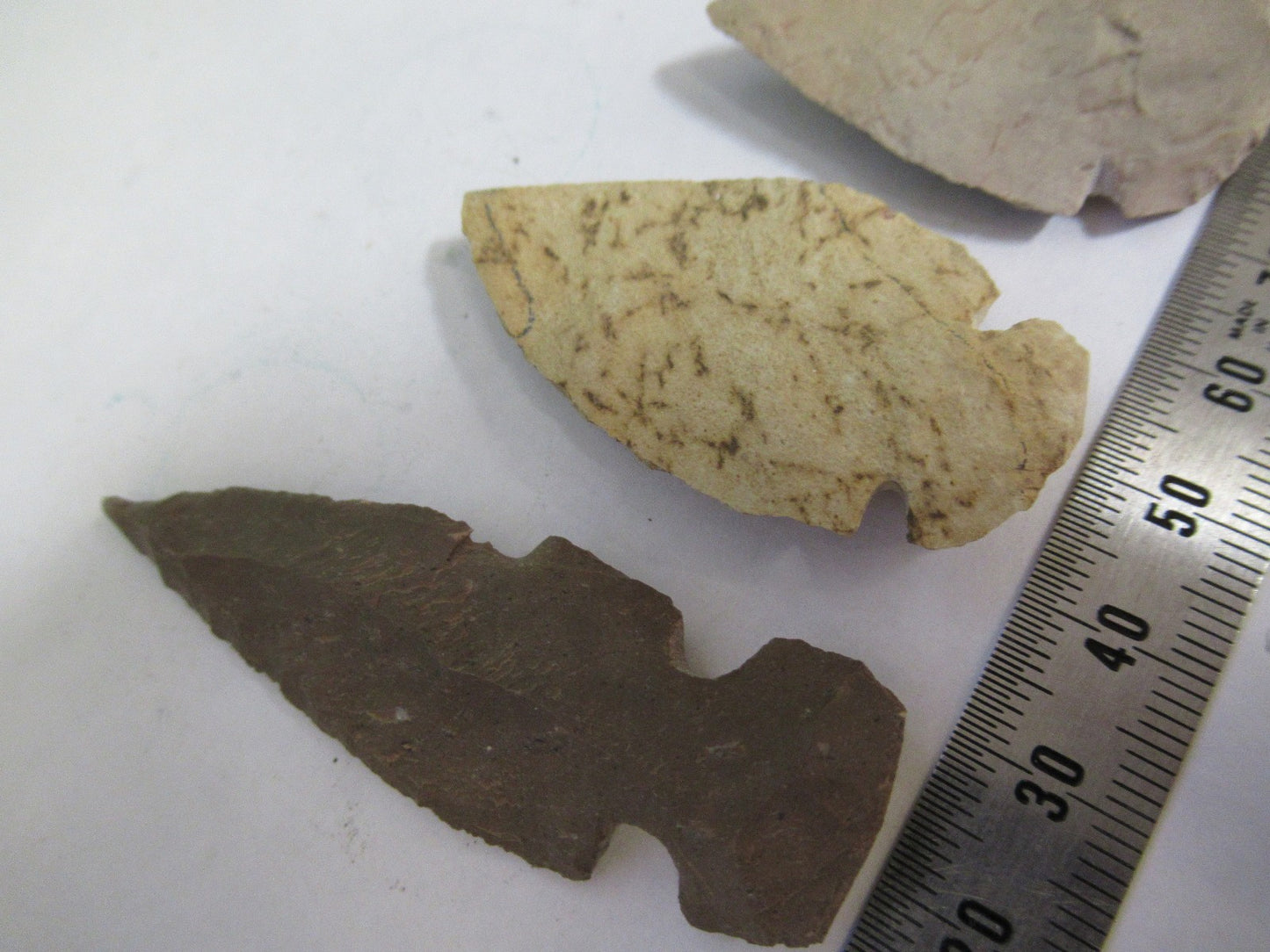 LOT STONE & OBSIDIAN ARROW HEADS AS PICTURED W3-C-46