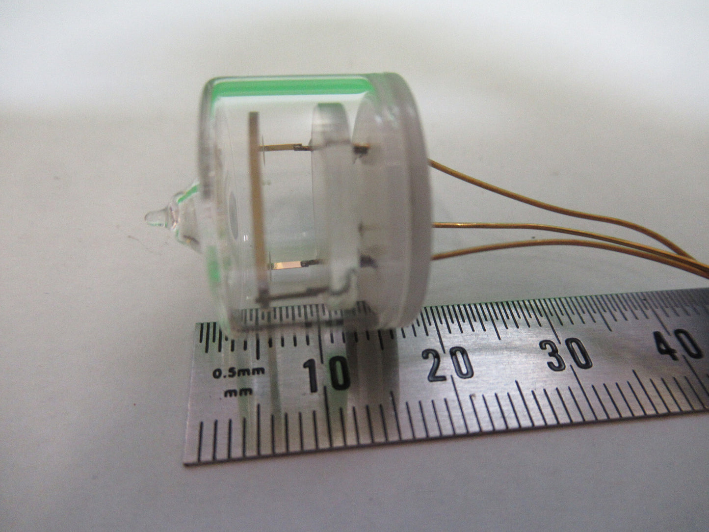 BENDIX 10 MHz QUARTZ FREQUENCY CONTROL RESONATOR GLASS PACKAGED AS PIC &Z5-A-15