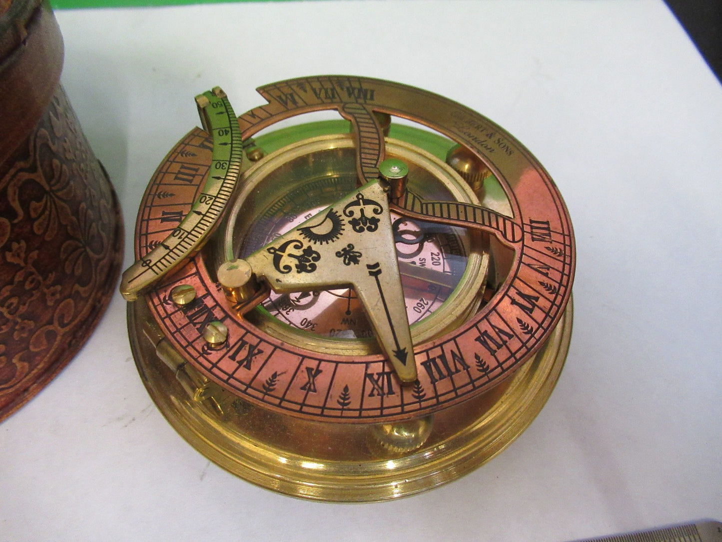 COLLECTABLE SUNDIAL GILBERT LONDON LEATHER CASE AS PICTURED T3-C-19